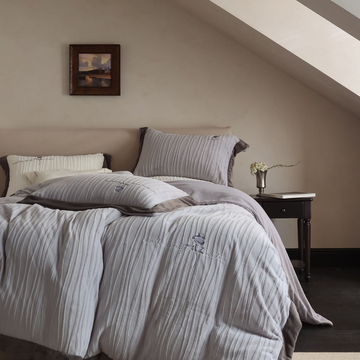 91家纺网 家纺一手货源 找家纺 （总）初拾 2025新款230g全消光牛奶绒雕花 ”小资感“四件套-伯爵茶