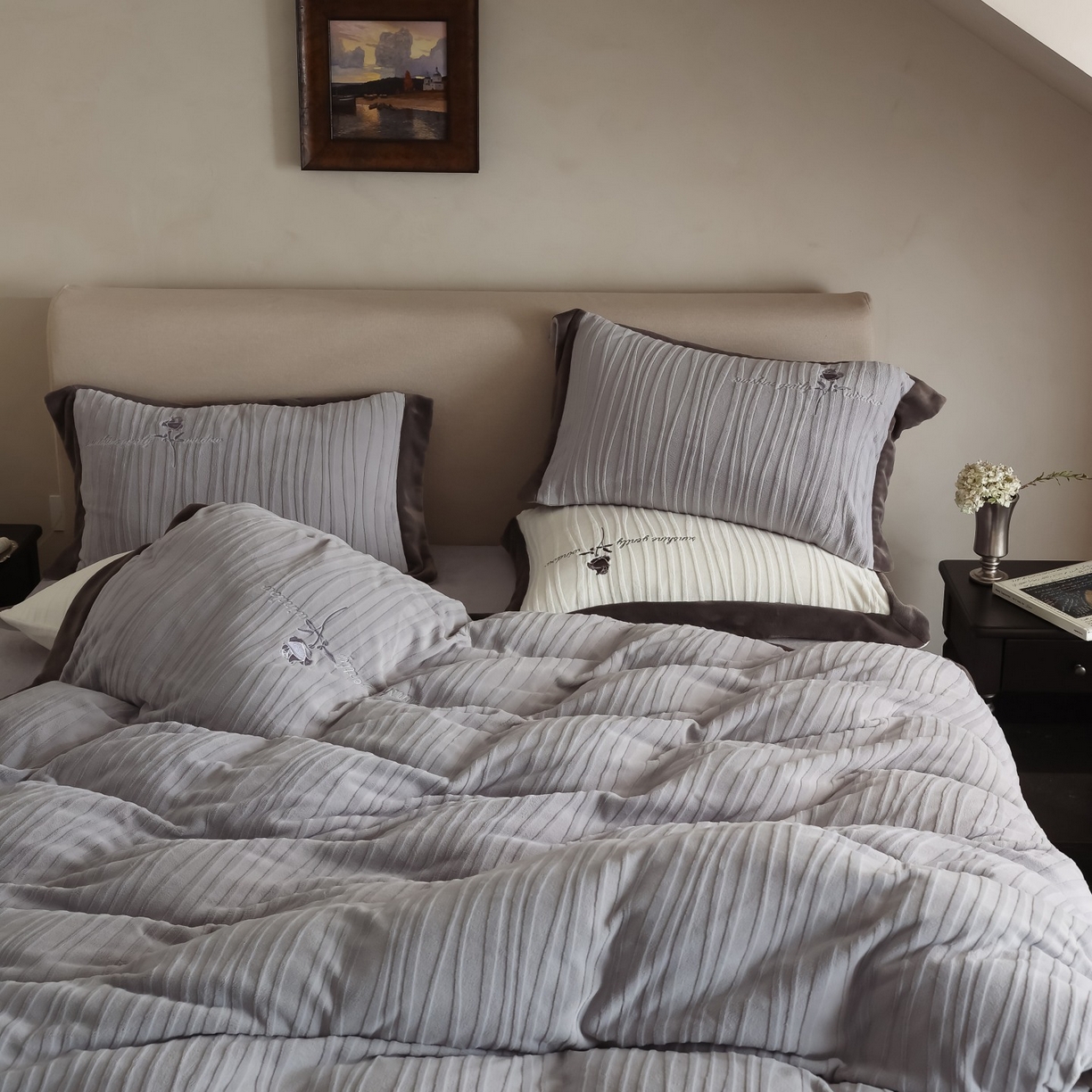 91家纺网 家纺一手货源 找家纺 （总）初拾 2025新款230g全消光牛奶绒雕花 ”小资感“四件套-伯爵茶