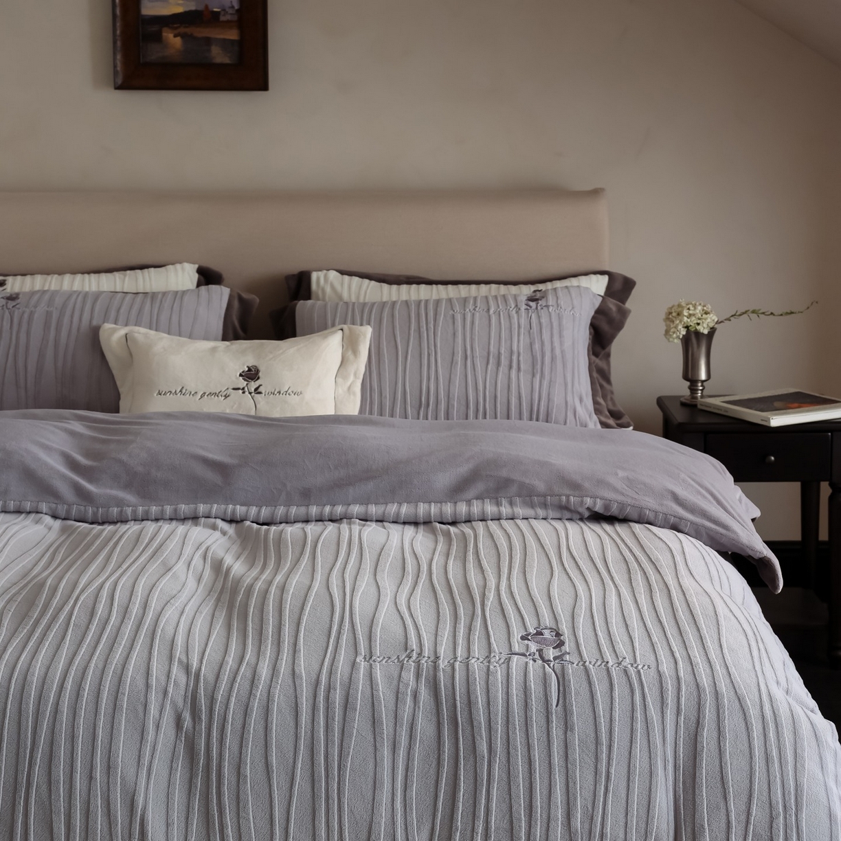 91家纺网 家纺一手货源 找家纺 （总）初拾 2025新款230g全消光牛奶绒雕花 ”小资感“四件套-伯爵茶