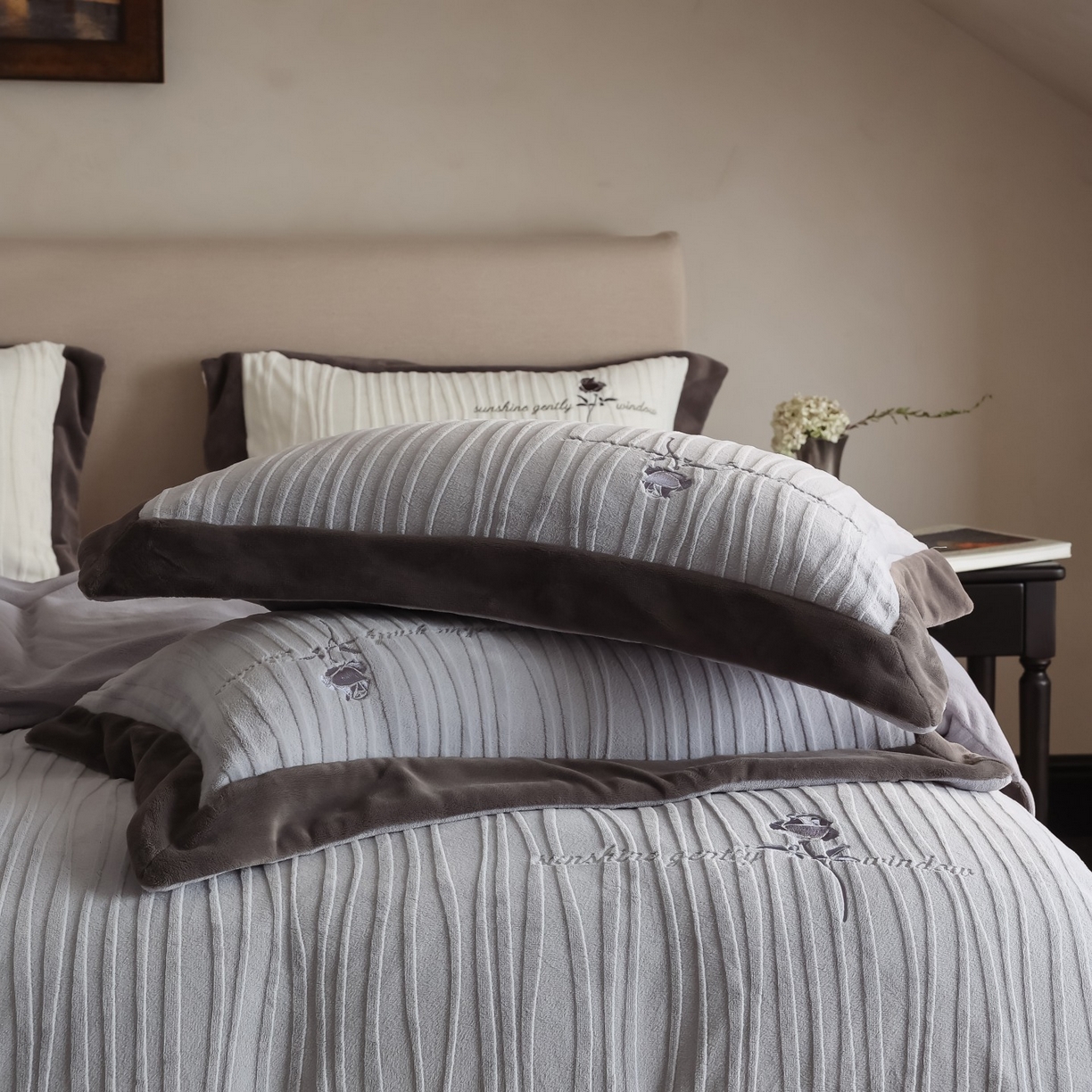 91家纺网 家纺一手货源 找家纺 （总）初拾 2025新款230g全消光牛奶绒雕花 ”小资感“四件套-伯爵茶