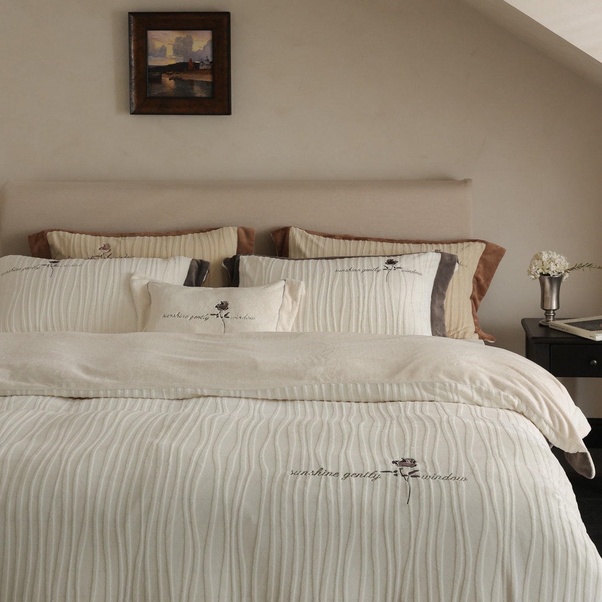 91家纺网 家纺一手货源 找家纺 初拾 2025新款230g全消光牛奶绒雕花 ”小资感“四件套-伯爵茶 伯爵茶-奶油白