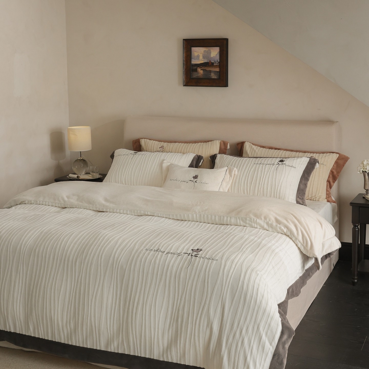 91家纺网 家纺一手货源 找家纺 初拾 2025新款230g全消光牛奶绒雕花 ”小资感“四件套-伯爵茶 伯爵茶-奶油白