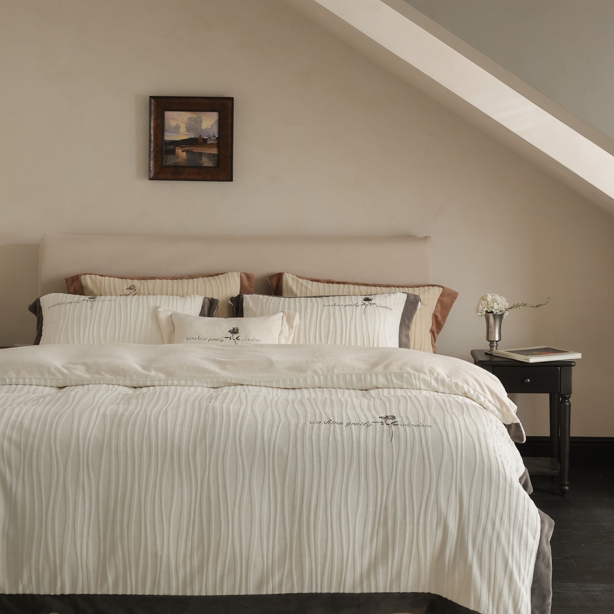 91家纺网 家纺一手货源 找家纺 初拾 2025新款230g全消光牛奶绒雕花 ”小资感“四件套-伯爵茶 伯爵茶-奶油白