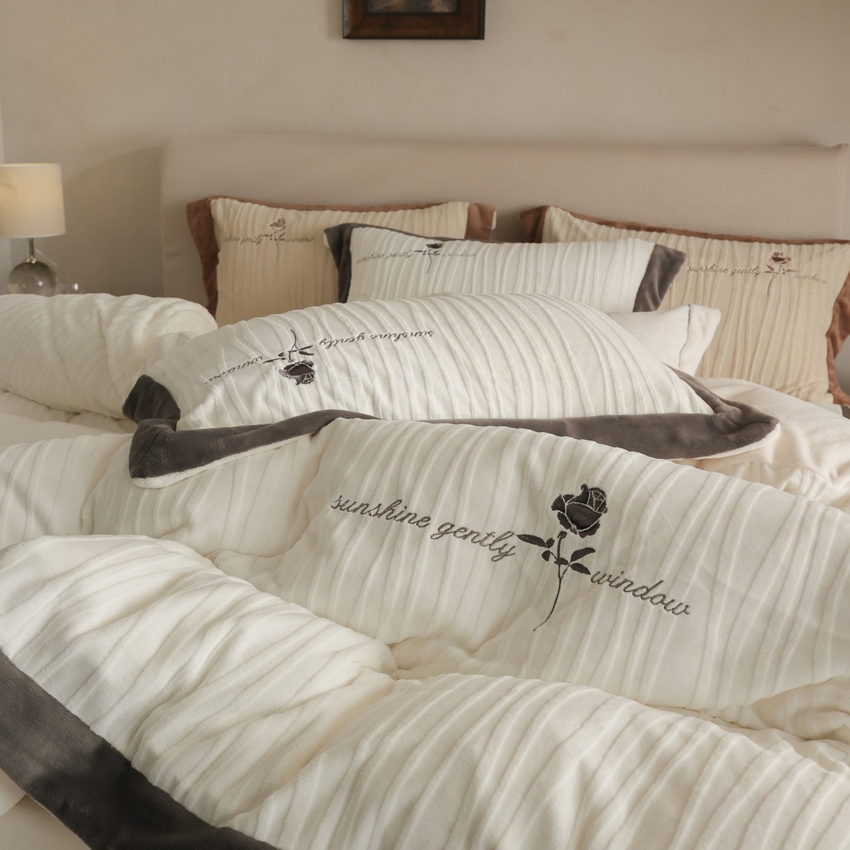 91家纺网 家纺一手货源 找家纺 初拾 2025新款230g全消光牛奶绒雕花 ”小资感“四件套-伯爵茶 伯爵茶-奶油白