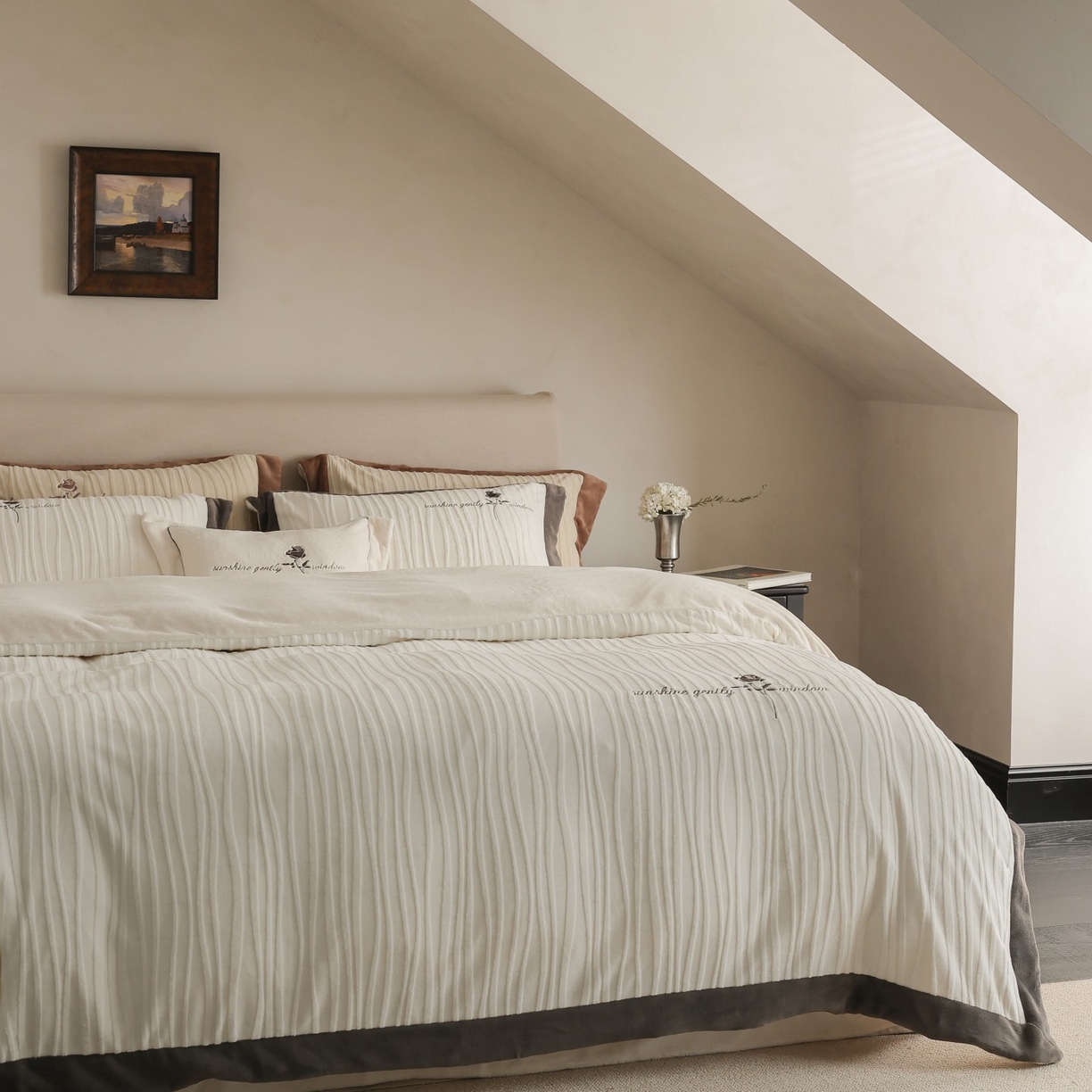 91家纺网 家纺一手货源 找家纺 初拾 2025新款230g全消光牛奶绒雕花 ”小资感“四件套-伯爵茶 伯爵茶-奶油白