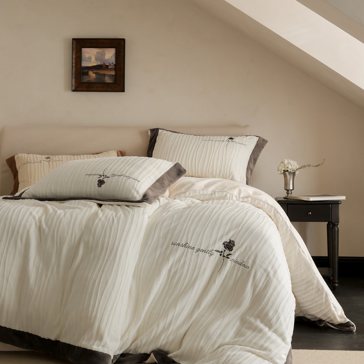 91家纺网 家纺一手货源 找家纺 初拾 2025新款230g全消光牛奶绒雕花 ”小资感“四件套-伯爵茶 伯爵茶-奶油白