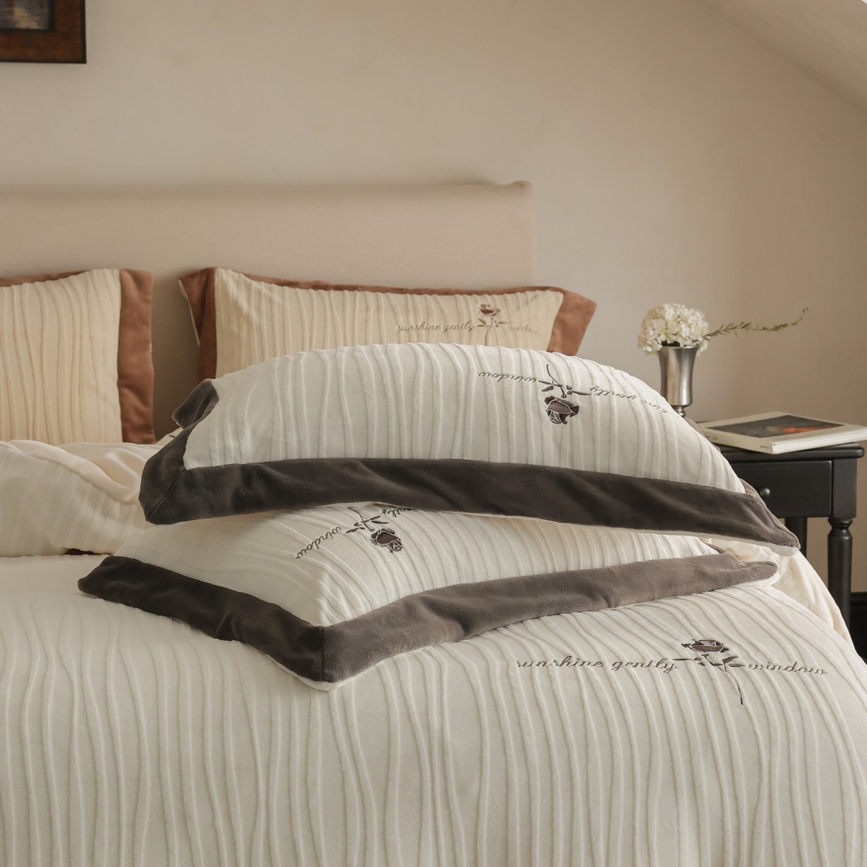 91家纺网 家纺一手货源 找家纺 初拾 2025新款230g全消光牛奶绒雕花 ”小资感“四件套-伯爵茶 伯爵茶-奶油白