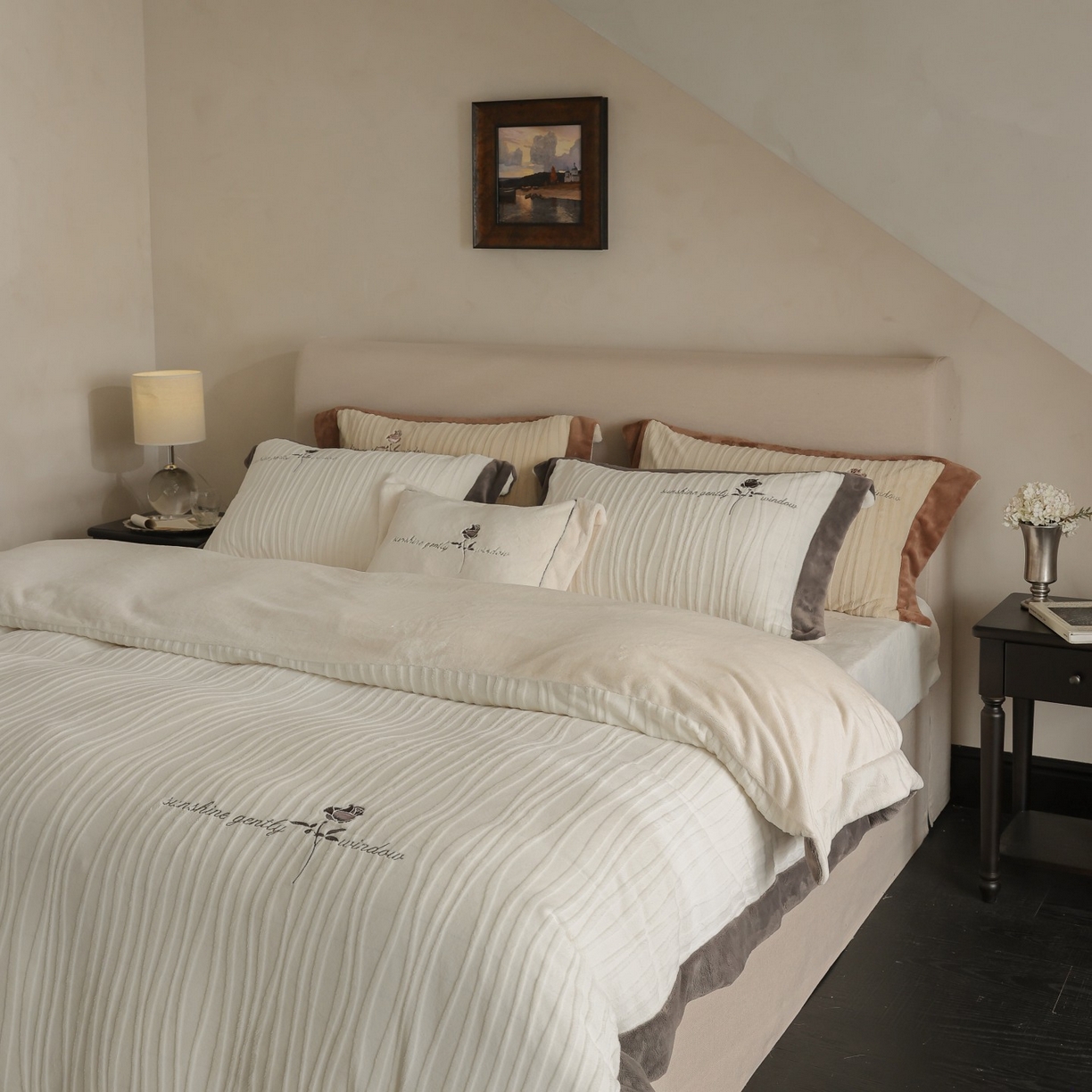 91家纺网 家纺一手货源 找家纺 初拾 2025新款230g全消光牛奶绒雕花 ”小资感“四件套-伯爵茶 伯爵茶-奶油白