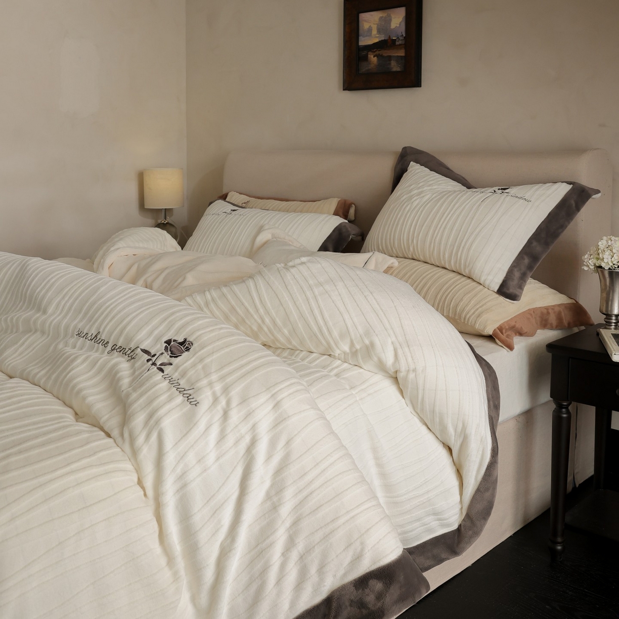 91家纺网 家纺一手货源 找家纺 初拾 2025新款230g全消光牛奶绒雕花 ”小资感“四件套-伯爵茶 伯爵茶-奶油白