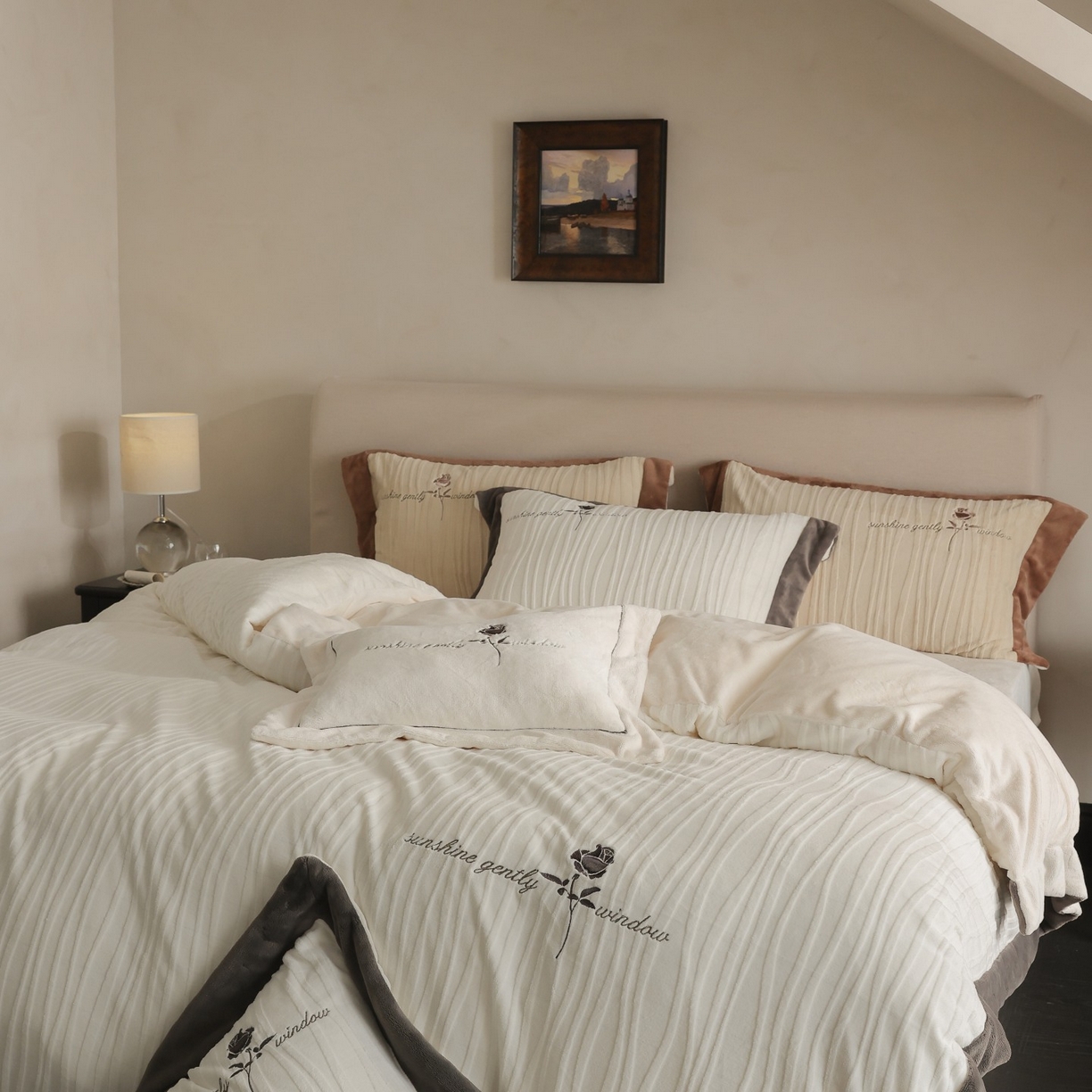 91家纺网 家纺一手货源 找家纺 初拾 2025新款230g全消光牛奶绒雕花 ”小资感“四件套-伯爵茶 伯爵茶-奶油白