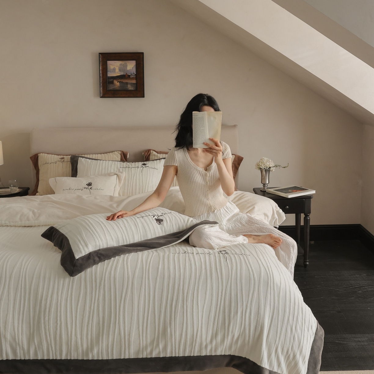 91家纺网 家纺一手货源 找家纺 初拾 2025新款230g全消光牛奶绒雕花 ”小资感“四件套-伯爵茶 伯爵茶-奶油白