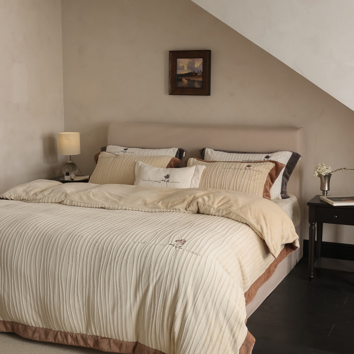 91家纺网 家纺一手货源 找家纺 初拾 2025新款230g全消光牛奶绒雕花 ”小资感“四件套-伯爵茶 伯爵茶-栗子棕