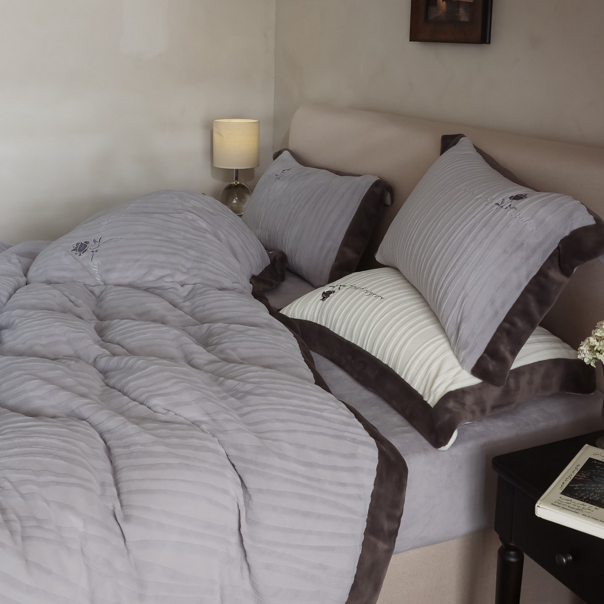 91家纺网 家纺一手货源 找家纺 初拾 2025新款230g全消光牛奶绒雕花 ”小资感“四件套-伯爵茶 伯爵茶-高级灰