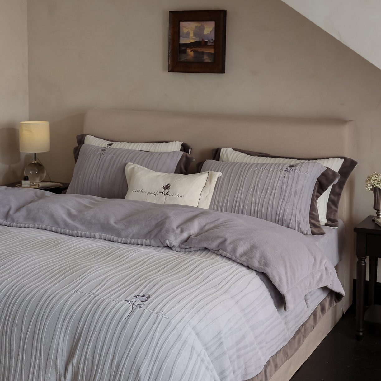 91家纺网 家纺一手货源 找家纺 初拾 2025新款230g全消光牛奶绒雕花 ”小资感“四件套-伯爵茶 伯爵茶-高级灰