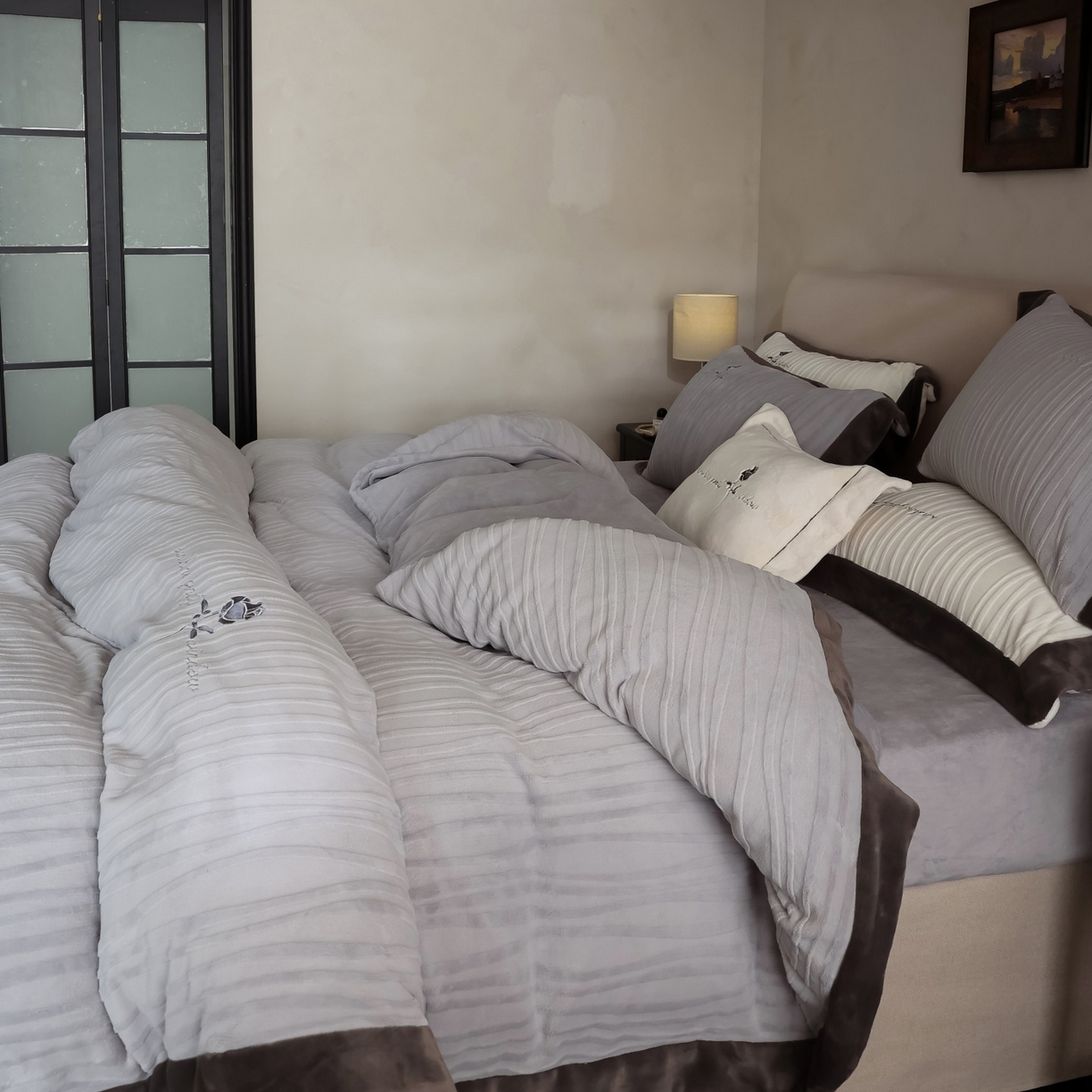 91家纺网 家纺一手货源 找家纺 初拾 2025新款230g全消光牛奶绒雕花 ”小资感“四件套-伯爵茶 伯爵茶-高级灰