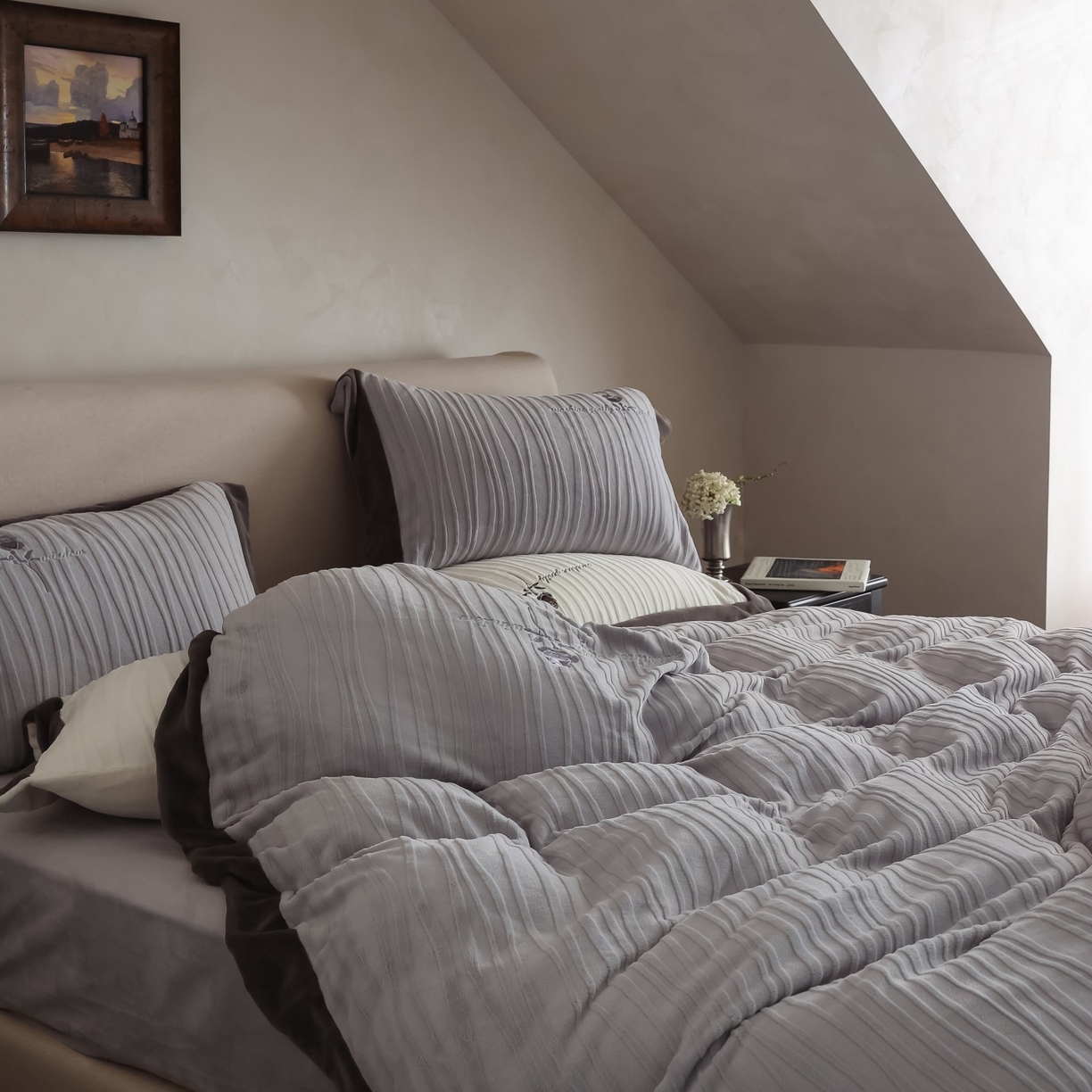 91家纺网 家纺一手货源 找家纺 初拾 2025新款230g全消光牛奶绒雕花 ”小资感“四件套-伯爵茶 伯爵茶-高级灰