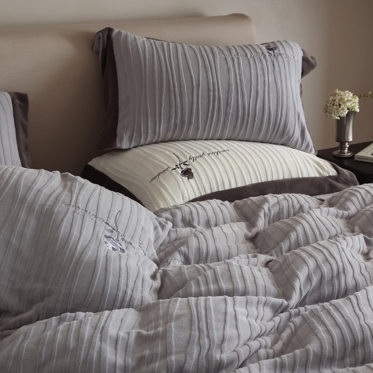 91家纺网 家纺一手货源 找家纺 初拾 2025新款230g全消光牛奶绒雕花 ”小资感“四件套-伯爵茶 伯爵茶-高级灰