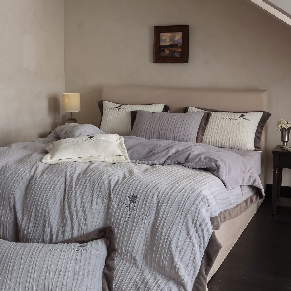 91家纺网 家纺一手货源 找家纺 初拾 2025新款230g全消光牛奶绒雕花 ”小资感“四件套-伯爵茶 伯爵茶-高级灰