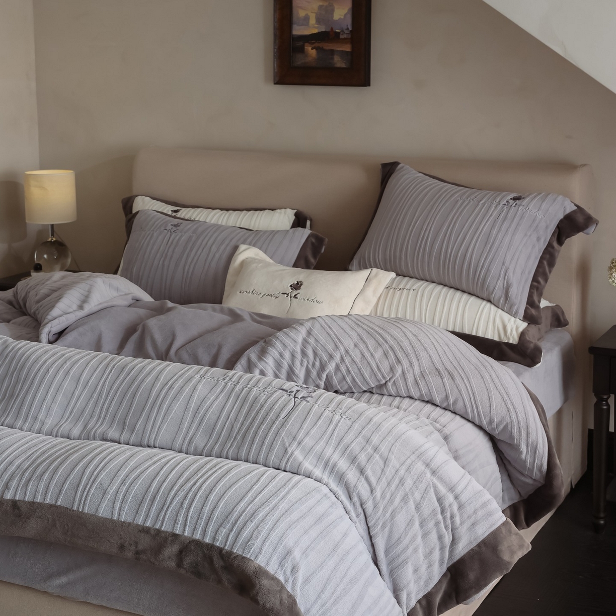 91家纺网 家纺一手货源 找家纺 初拾 2025新款230g全消光牛奶绒雕花 ”小资感“四件套-伯爵茶 伯爵茶-高级灰