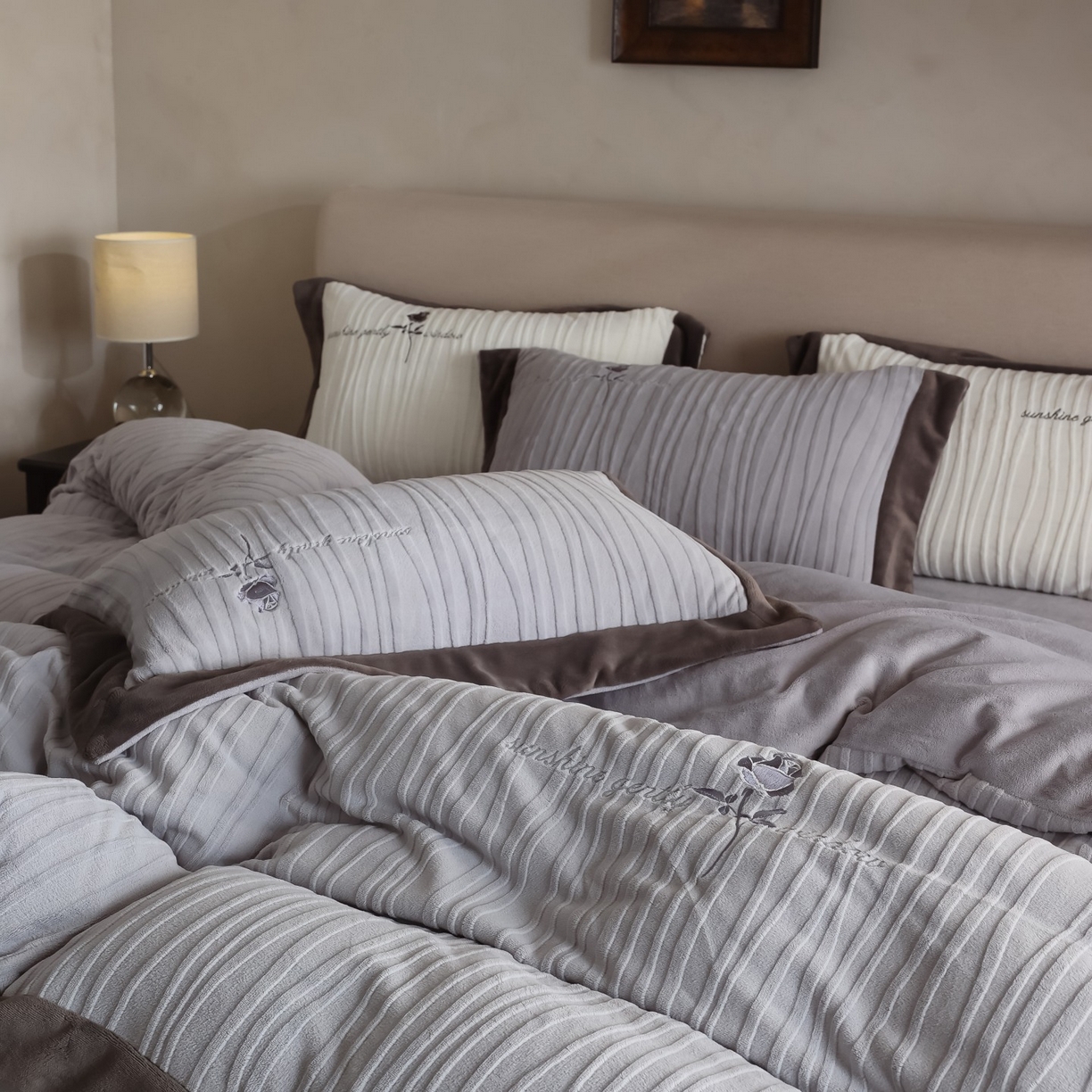 91家纺网 家纺一手货源 找家纺 初拾 2025新款230g全消光牛奶绒雕花 ”小资感“四件套-伯爵茶 伯爵茶-高级灰