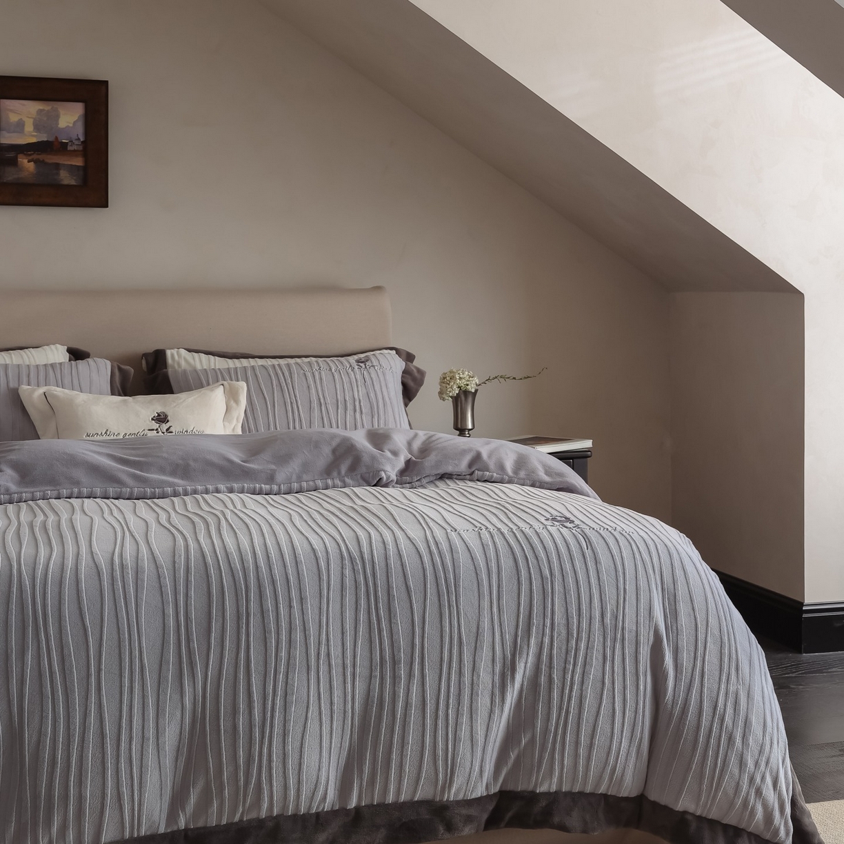 91家纺网 家纺一手货源 找家纺 初拾 2025新款230g全消光牛奶绒雕花 ”小资感“四件套-伯爵茶 伯爵茶-高级灰