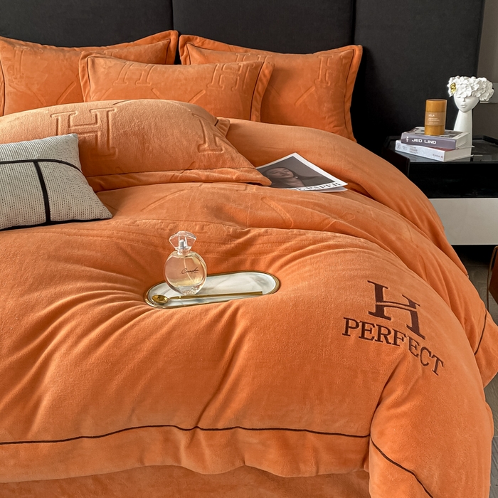 91家纺网 家纺一手货源 找家纺 艾佳2025新款卡通绣花款小华夫格毛毯毯子 华夫毯-蛋糕小兔粉