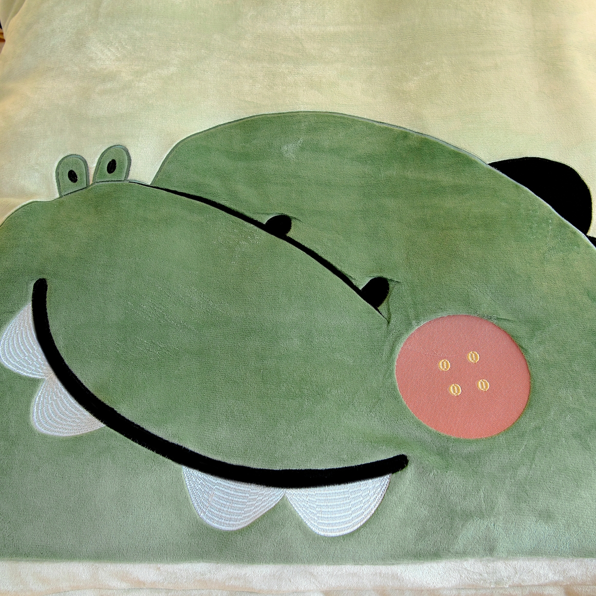 91家纺网 家纺一手货源 找家纺 （总）梵赫 2025新款加厚牛奶绒贴布绣原创卡通幼儿园套件儿童三件套