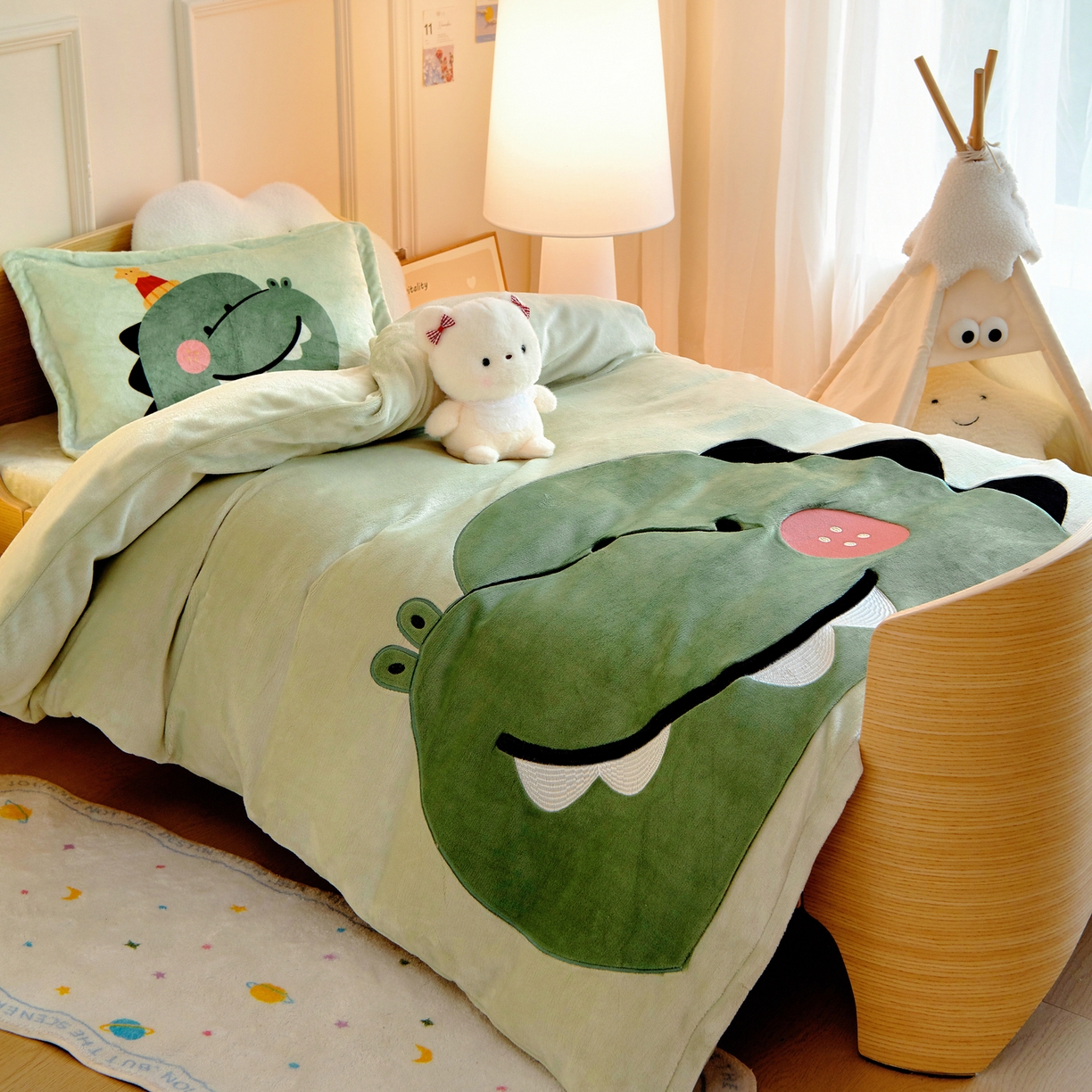 91家纺网 家纺一手货源 找家纺 梵赫 2025新款加厚牛奶绒贴布绣原创卡通幼儿园套件儿童三件套 超级小萌怪