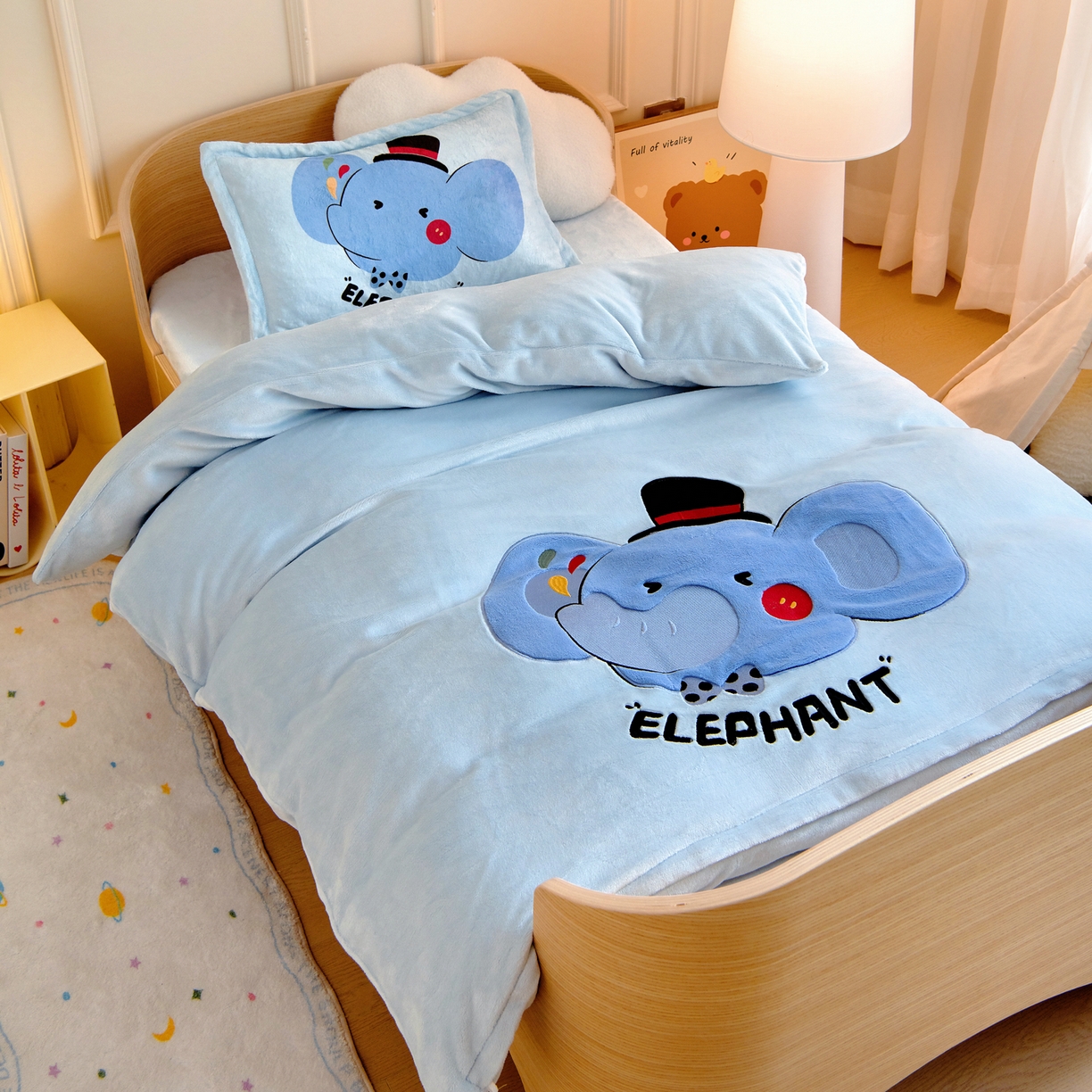 91家纺网 家纺一手货源 找家纺 梵赫 2025新款加厚牛奶绒贴布绣原创卡通幼儿园套件儿童三件套 大象先生