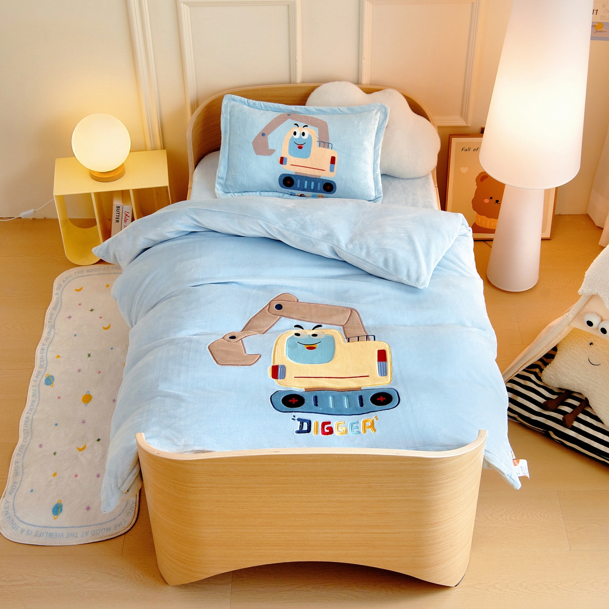 梵赫 2025新款加厚牛奶绒贴布绣原创卡通幼儿园套件儿童三件套 机灵小挖机