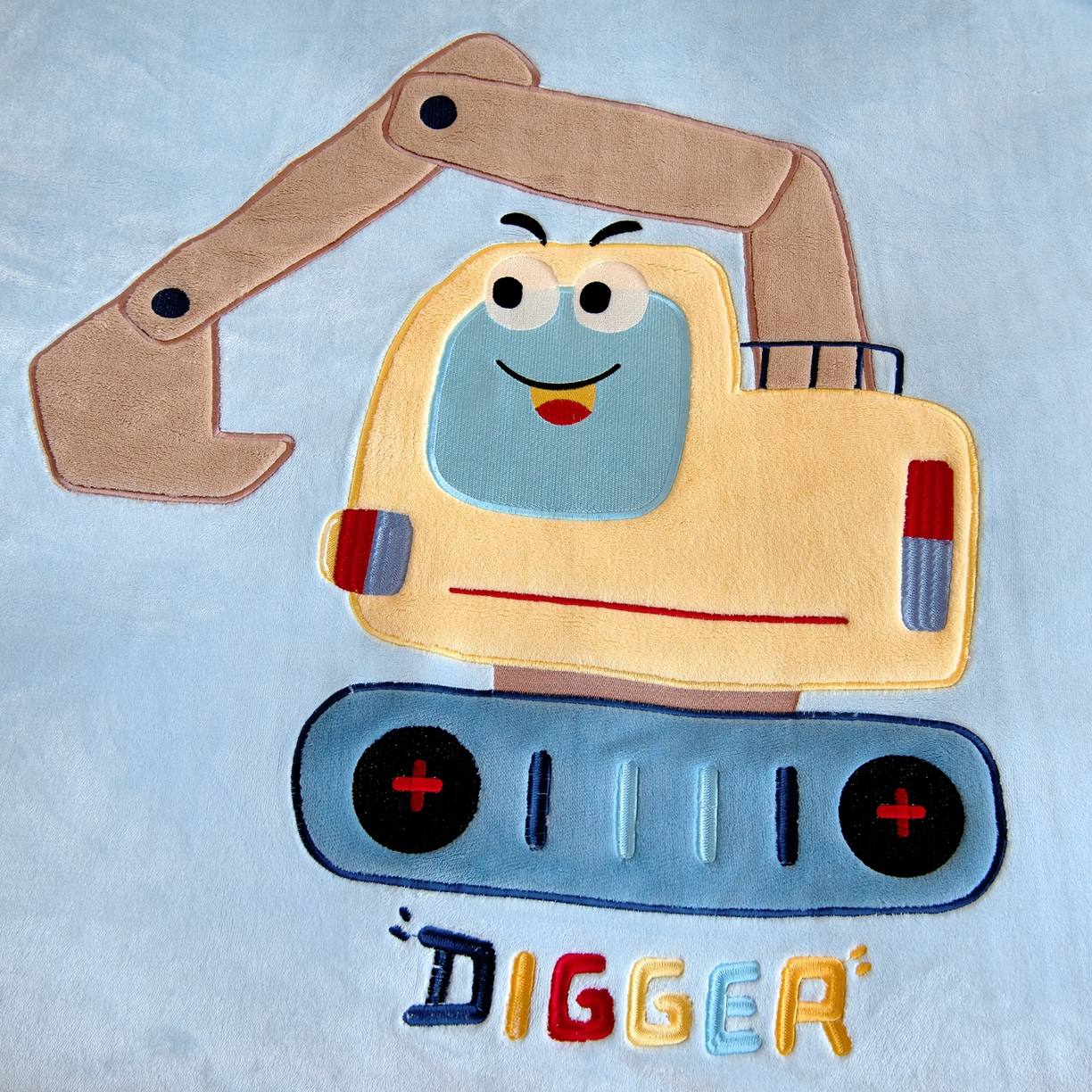 91家纺网 家纺一手货源 找家纺 梵赫 2025新款加厚牛奶绒贴布绣原创卡通幼儿园套件儿童三件套 机灵小挖机