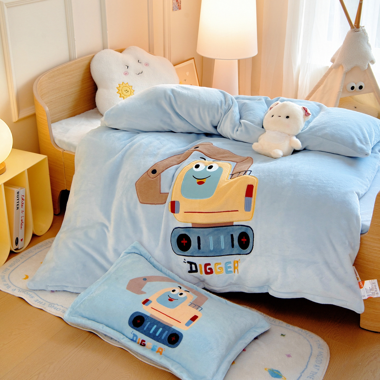 91家纺网 家纺一手货源 找家纺 梵赫 2025新款加厚牛奶绒贴布绣原创卡通幼儿园套件儿童三件套 机灵小挖机