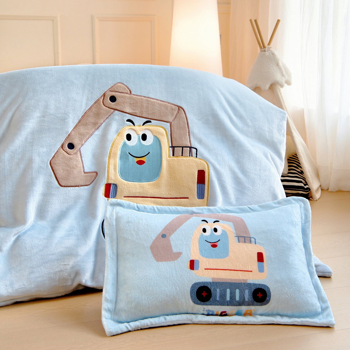 91家纺网 家纺一手货源 找家纺 梵赫 2025新款加厚牛奶绒贴布绣原创卡通幼儿园套件儿童三件套 机灵小挖机