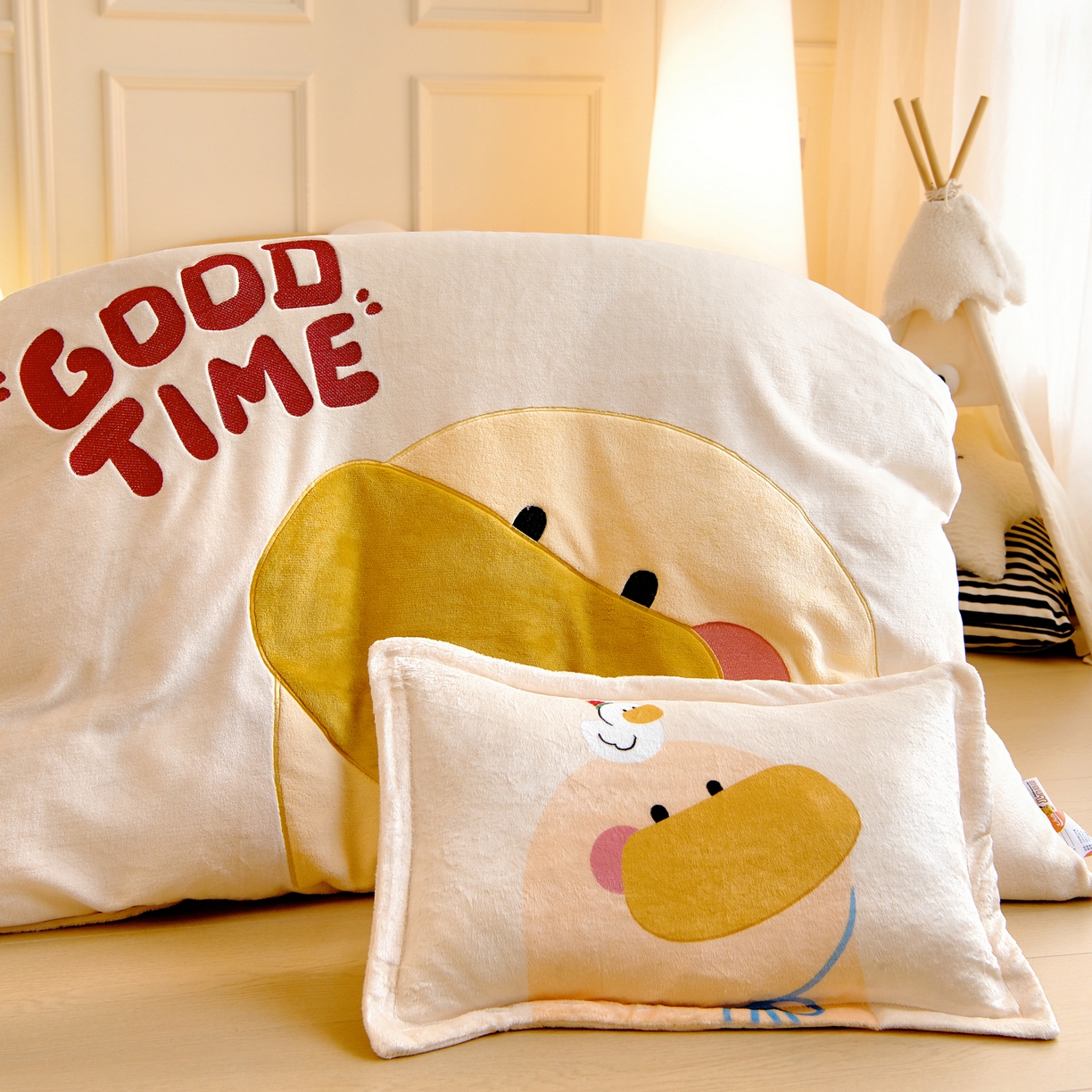 91家纺网 家纺一手货源 找家纺 梵赫 2025新款加厚牛奶绒贴布绣原创卡通幼儿园套件儿童三件套 可爱小鸭