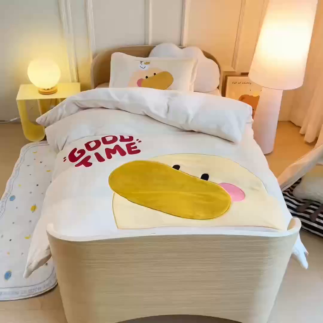 91家纺网 家纺一手货源 找家纺 梵赫 2025新款加厚牛奶绒贴布绣原创卡通幼儿园套件儿童三件套 可爱小鸭