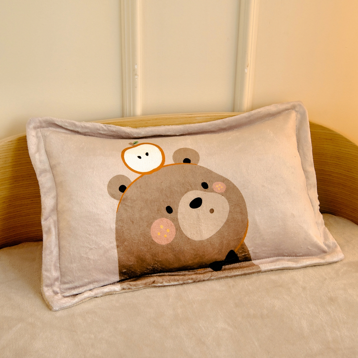 91家纺网 家纺一手货源 找家纺 梵赫 2025新款加厚牛奶绒贴布绣原创卡通幼儿园套件儿童三件套 巧克力熊