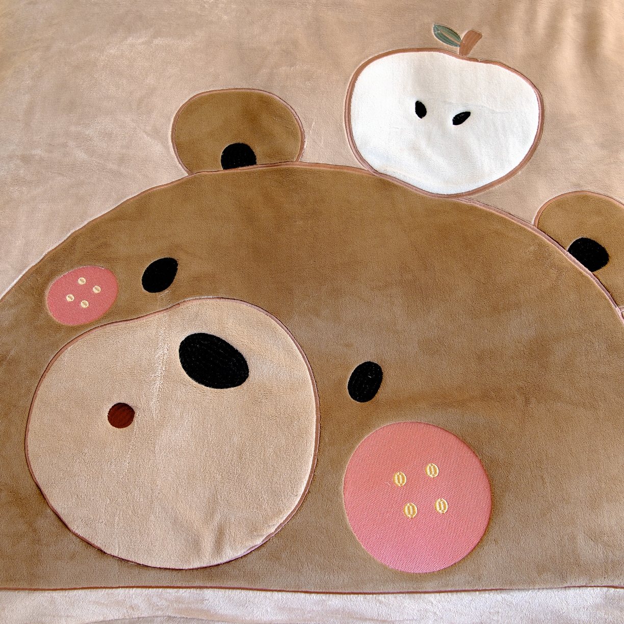 91家纺网 家纺一手货源 找家纺 梵赫 2025新款加厚牛奶绒贴布绣原创卡通幼儿园套件儿童三件套 巧克力熊