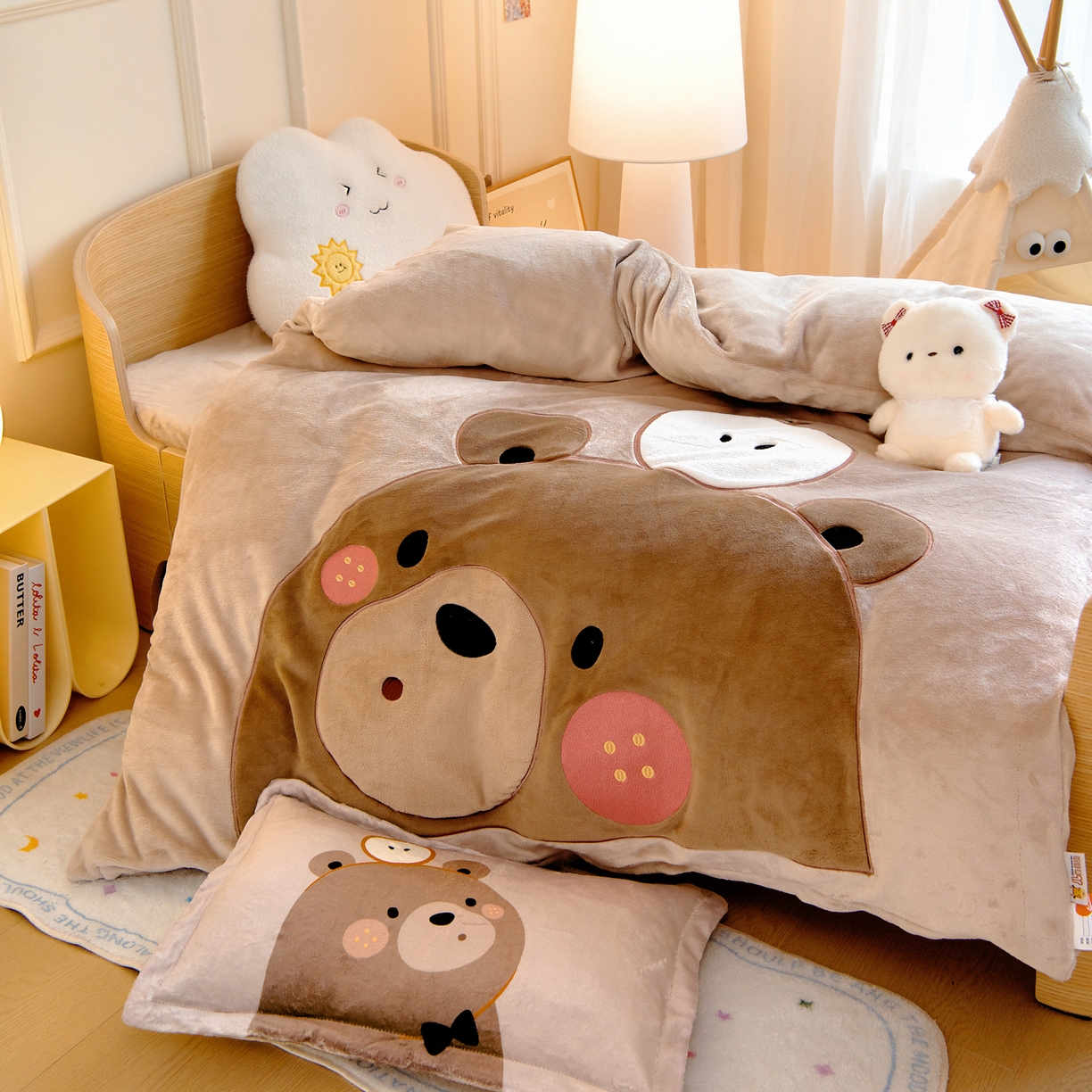 91家纺网 家纺一手货源 找家纺 梵赫 2025新款加厚牛奶绒贴布绣原创卡通幼儿园套件儿童三件套 巧克力熊