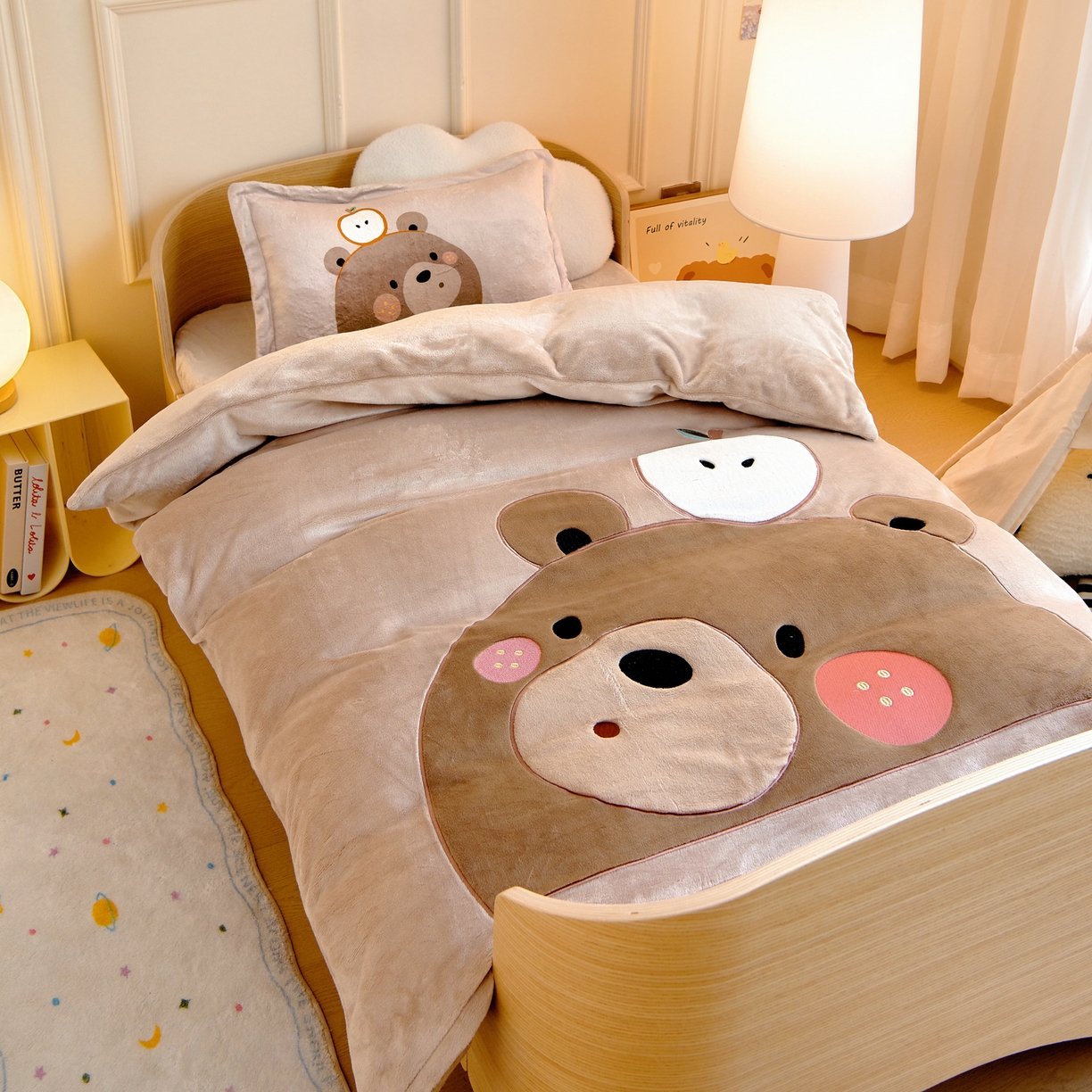 91家纺网 家纺一手货源 找家纺 梵赫 2025新款加厚牛奶绒贴布绣原创卡通幼儿园套件儿童三件套 巧克力熊