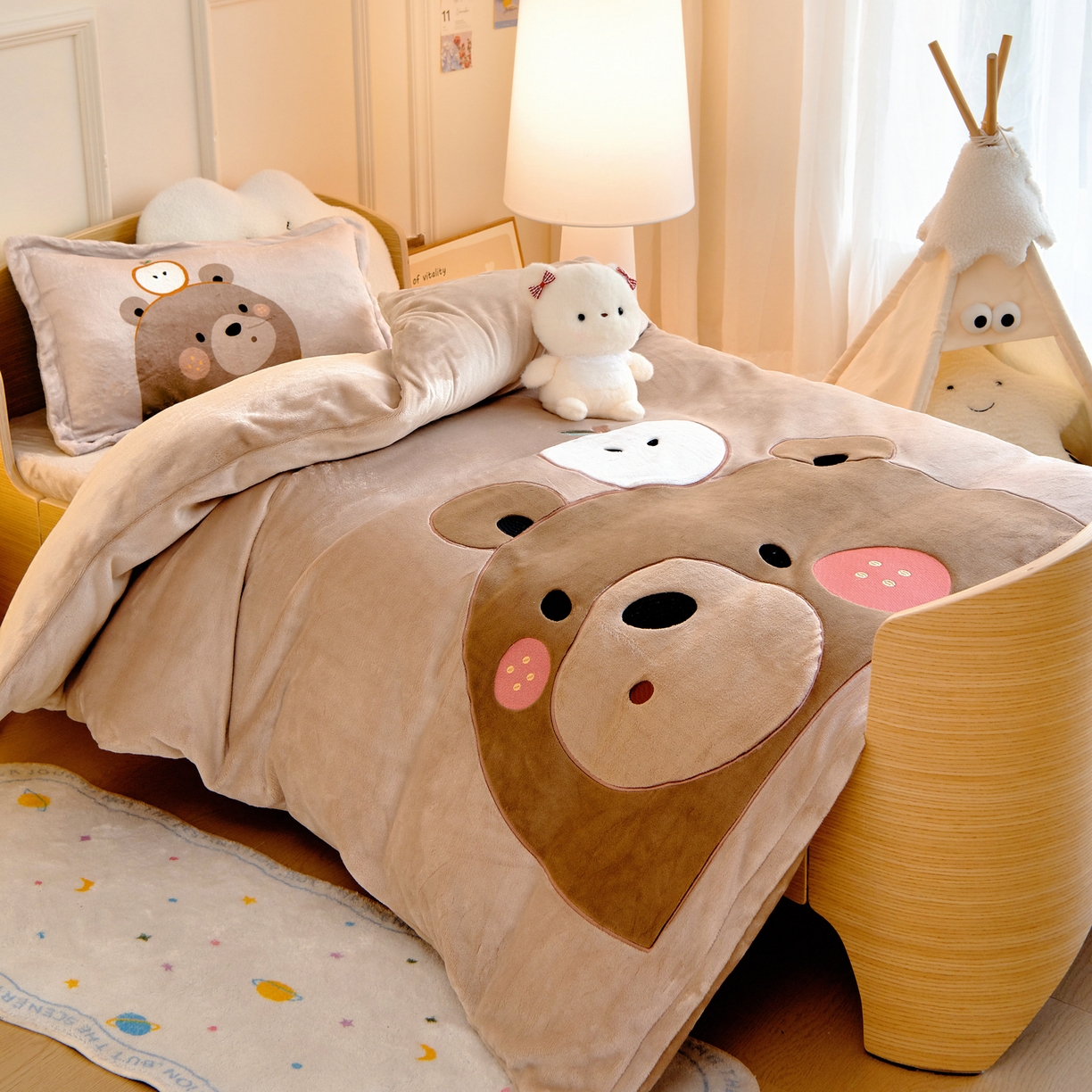 91家纺网 家纺一手货源 找家纺 梵赫 2025新款加厚牛奶绒贴布绣原创卡通幼儿园套件儿童三件套 巧克力熊