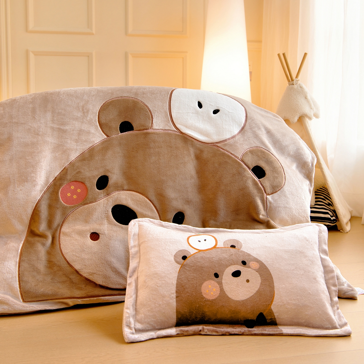 91家纺网 家纺一手货源 找家纺 梵赫 2025新款加厚牛奶绒贴布绣原创卡通幼儿园套件儿童三件套 巧克力熊