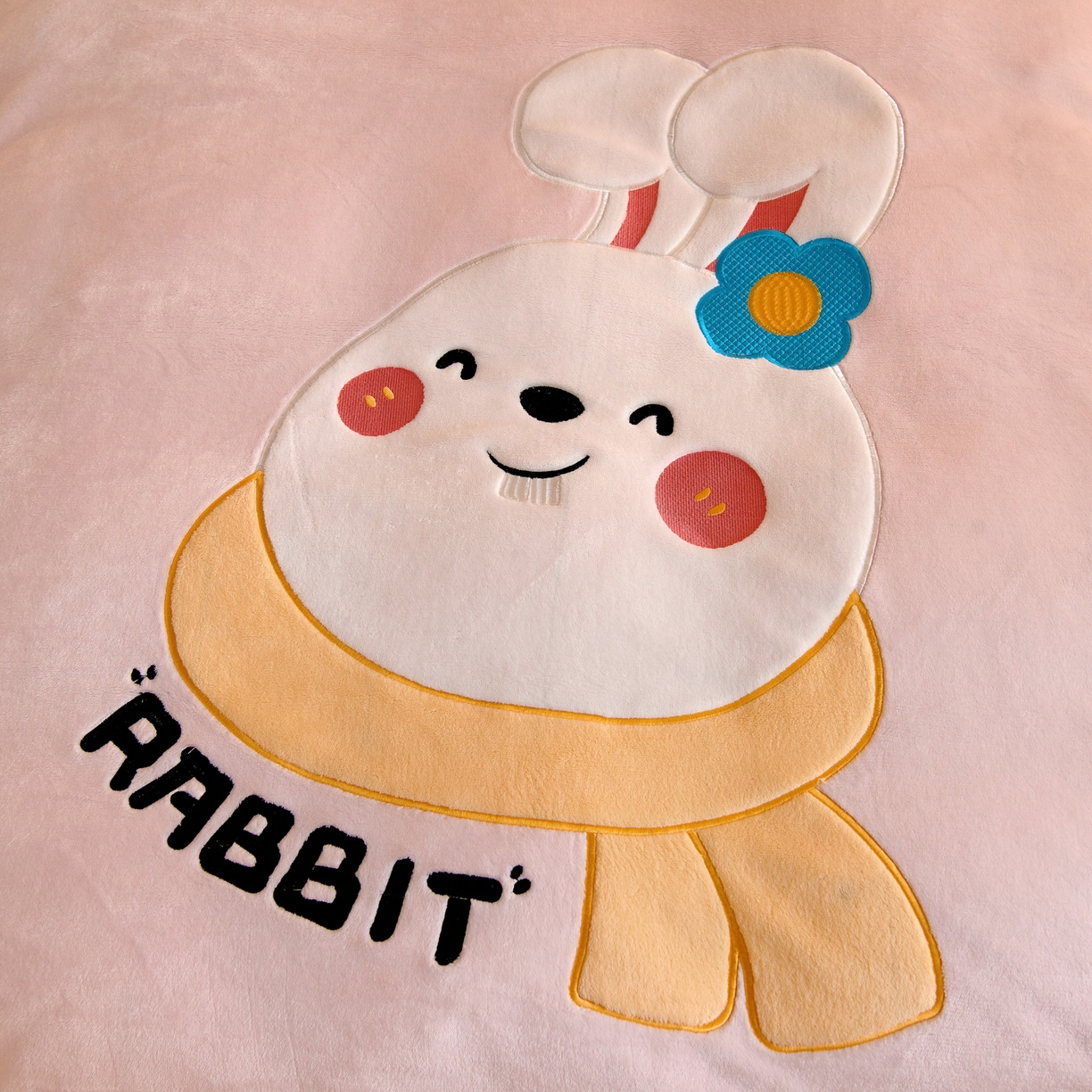 91家纺网 家纺一手货源 找家纺 梵赫 2025新款加厚牛奶绒贴布绣原创卡通幼儿园套件儿童三件套 围巾兔