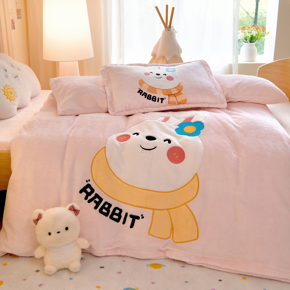 91家纺网 家纺一手货源 找家纺 梵赫 2025新款加厚牛奶绒贴布绣原创卡通幼儿园套件儿童三件套 围巾兔