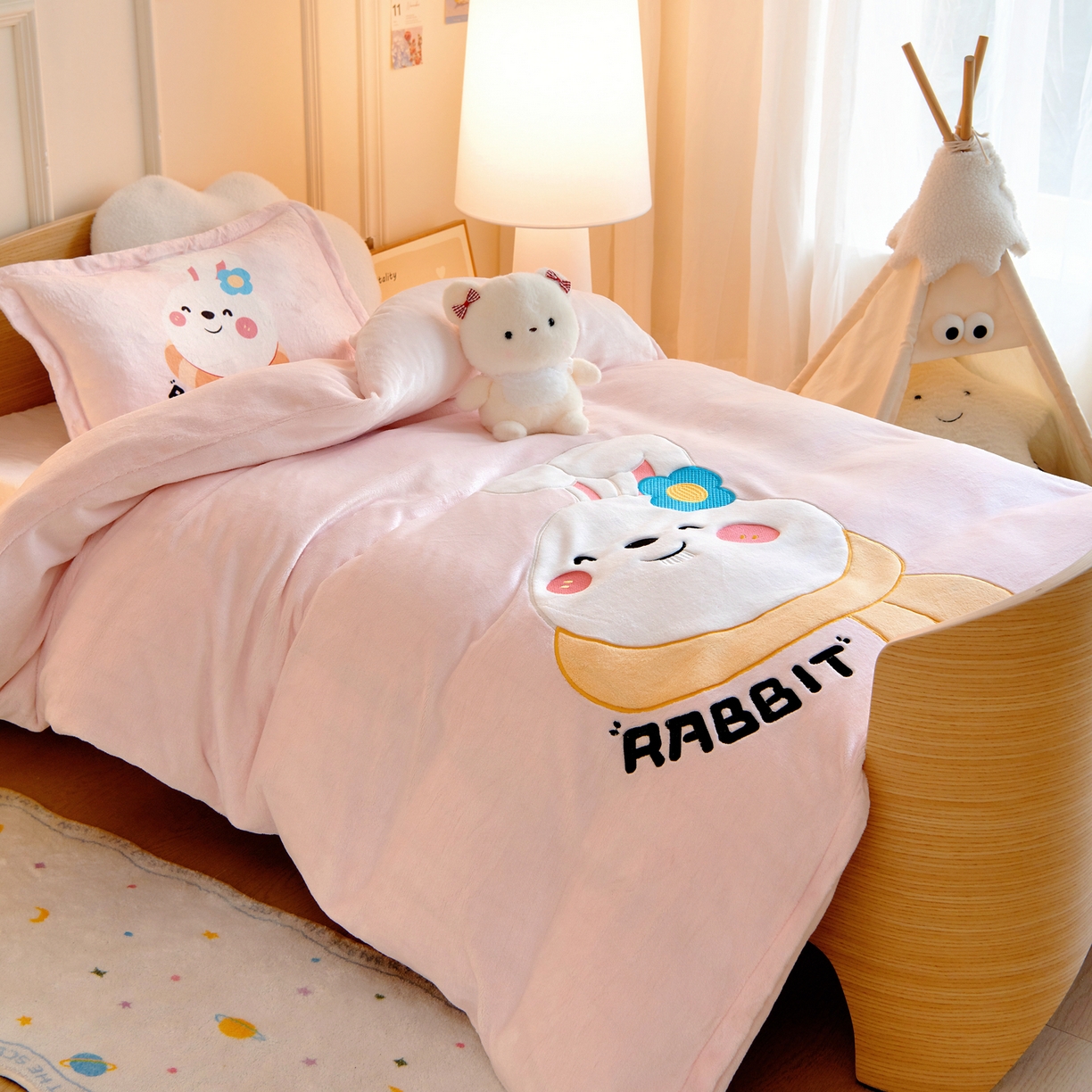 91家纺网 家纺一手货源 找家纺 梵赫 2025新款加厚牛奶绒贴布绣原创卡通幼儿园套件儿童三件套 围巾兔