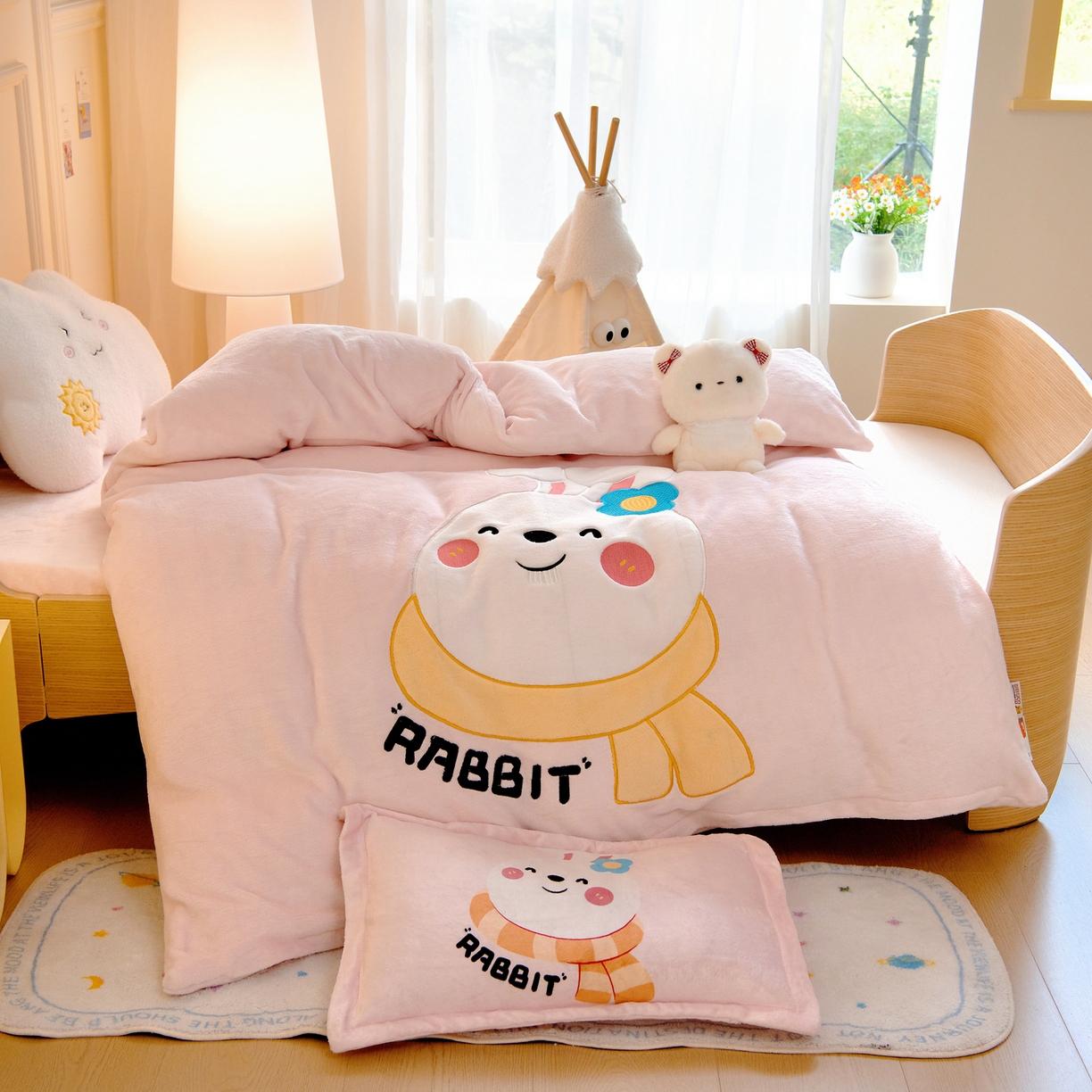 91家纺网 家纺一手货源 找家纺 梵赫 2025新款加厚牛奶绒贴布绣原创卡通幼儿园套件儿童三件套 围巾兔