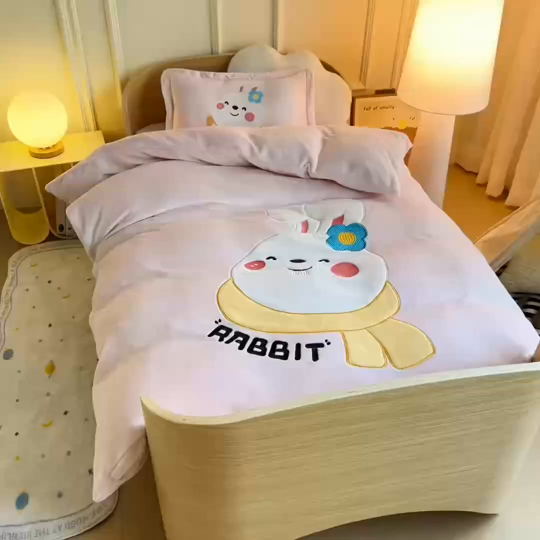 91家纺网 家纺一手货源 找家纺 梵赫 2025新款加厚牛奶绒贴布绣原创卡通幼儿园套件儿童三件套 围巾兔