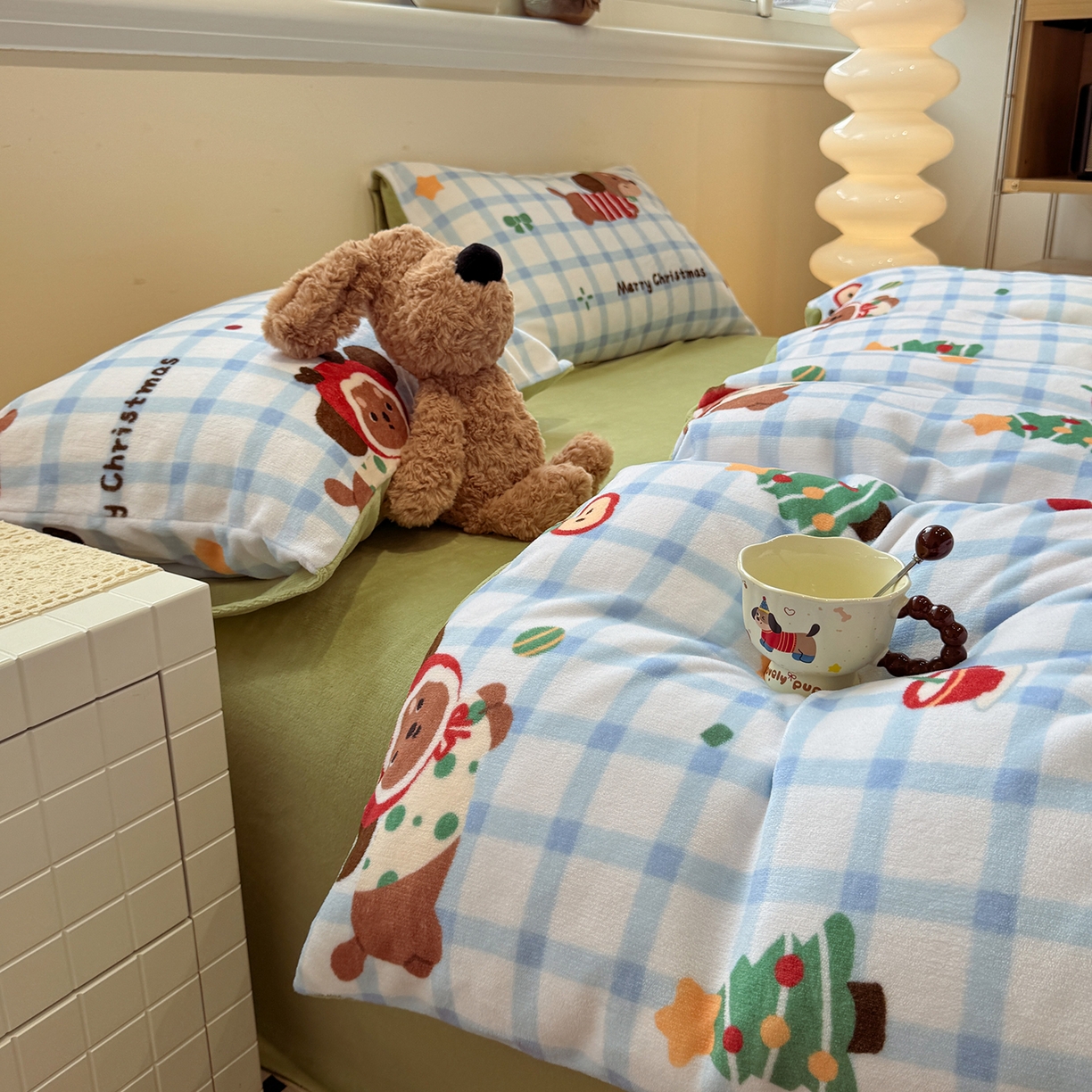 91家纺网 家纺一手货源 找家纺 呗旺鹿 2025新款A类牛奶绒数码印花卡通小清新四件套（场景一） 圣诞腊肠狗