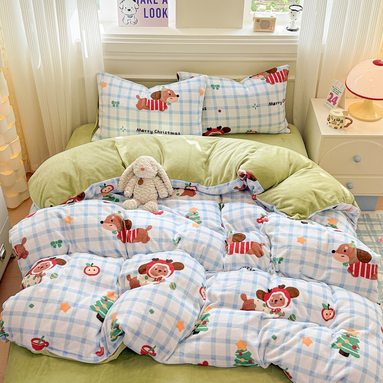 91家纺网 家纺一手货源 找家纺 呗旺鹿 2025新款A类牛奶绒数码印花卡通小清新四件套（场景二） 圣诞腊肠狗