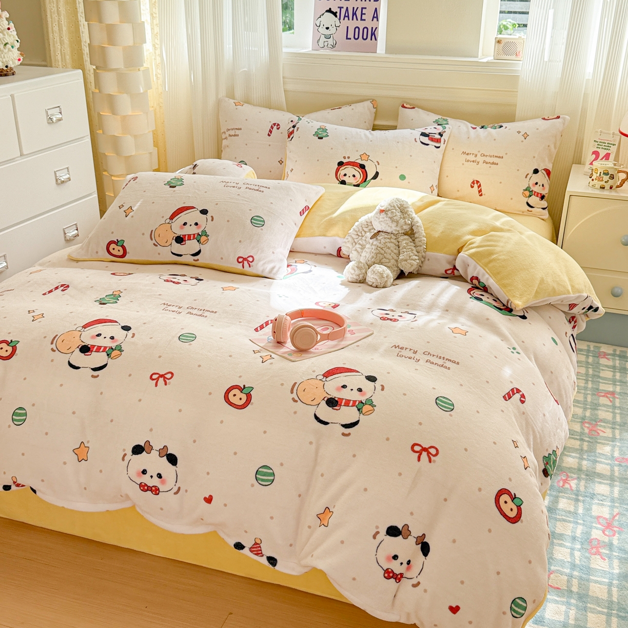 91家纺网 家纺一手货源 找家纺 呗旺鹿 2025新款A类牛奶绒数码印花卡通小清新四件套（场景二） 圣诞丫丫