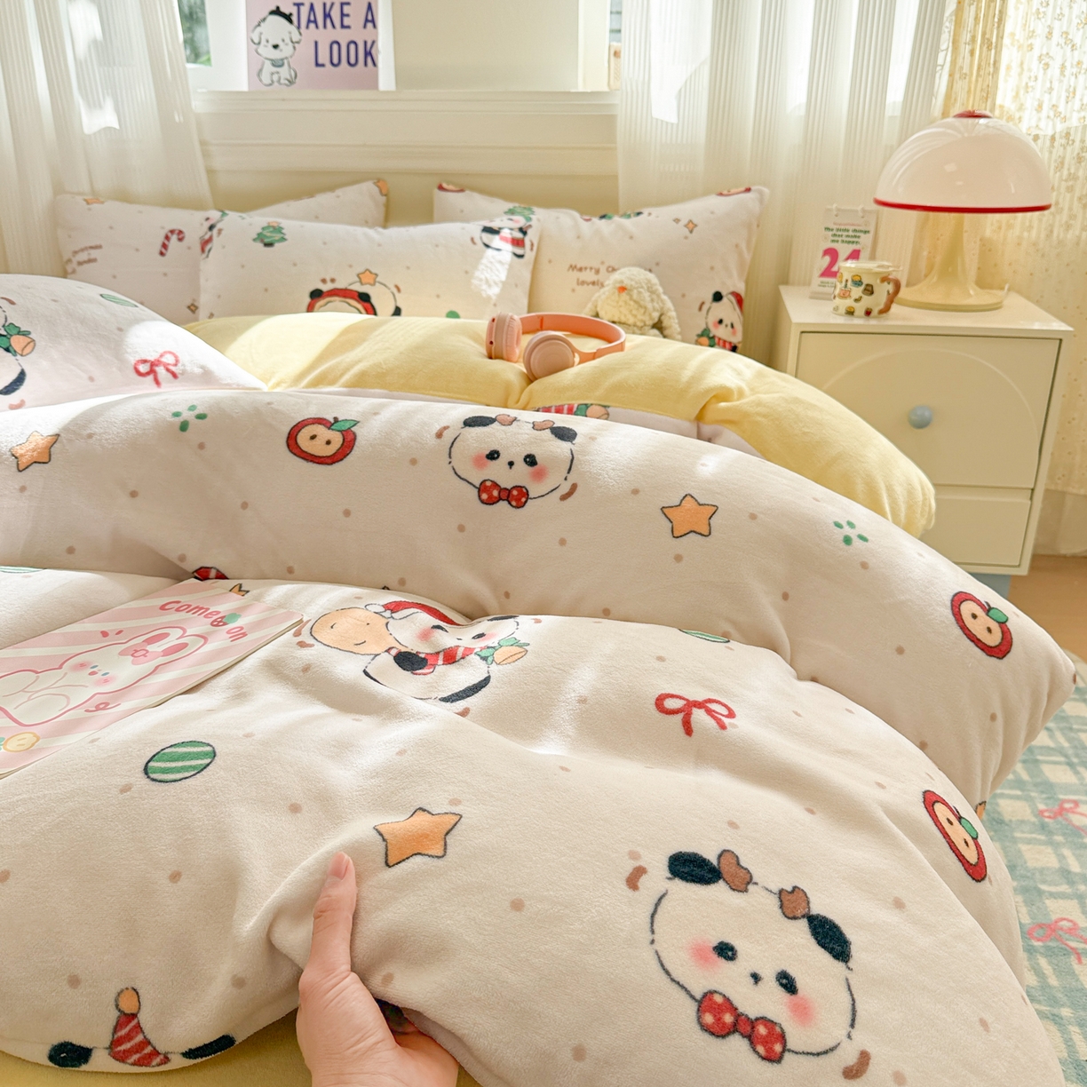 91家纺网 家纺一手货源 找家纺 呗旺鹿 2025新款A类牛奶绒数码印花卡通小清新四件套（场景二） 圣诞丫丫